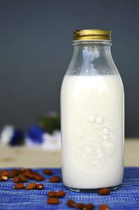Almond Milk - It´s so easy to make! |www.thebrightbird.com