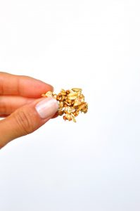 sujetando un trozo de granola sin aceite