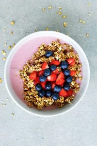granola sin aceite con yogurt de fresas casero en un bol blanco