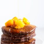pancakes de chocolate veganos con jarabe de arce