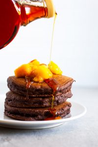 pancakes de chocolate veganos con jarabe de arce